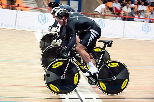The New Zealand men's team sprint team begins its winning ride.