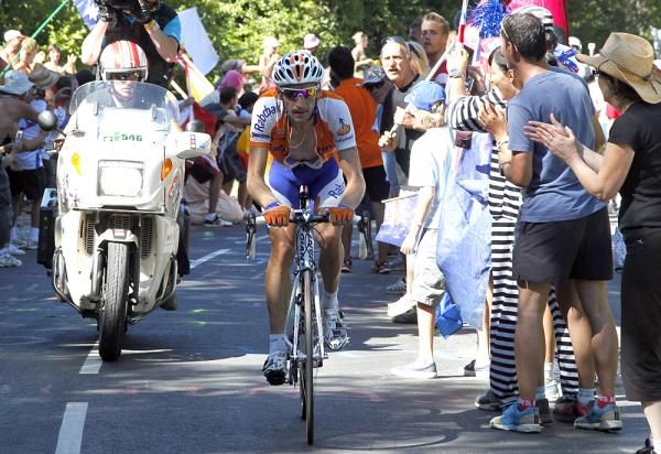 Denis Menchov (Rabobank) goes on the attack on the climb to Ax-3 Domaines.