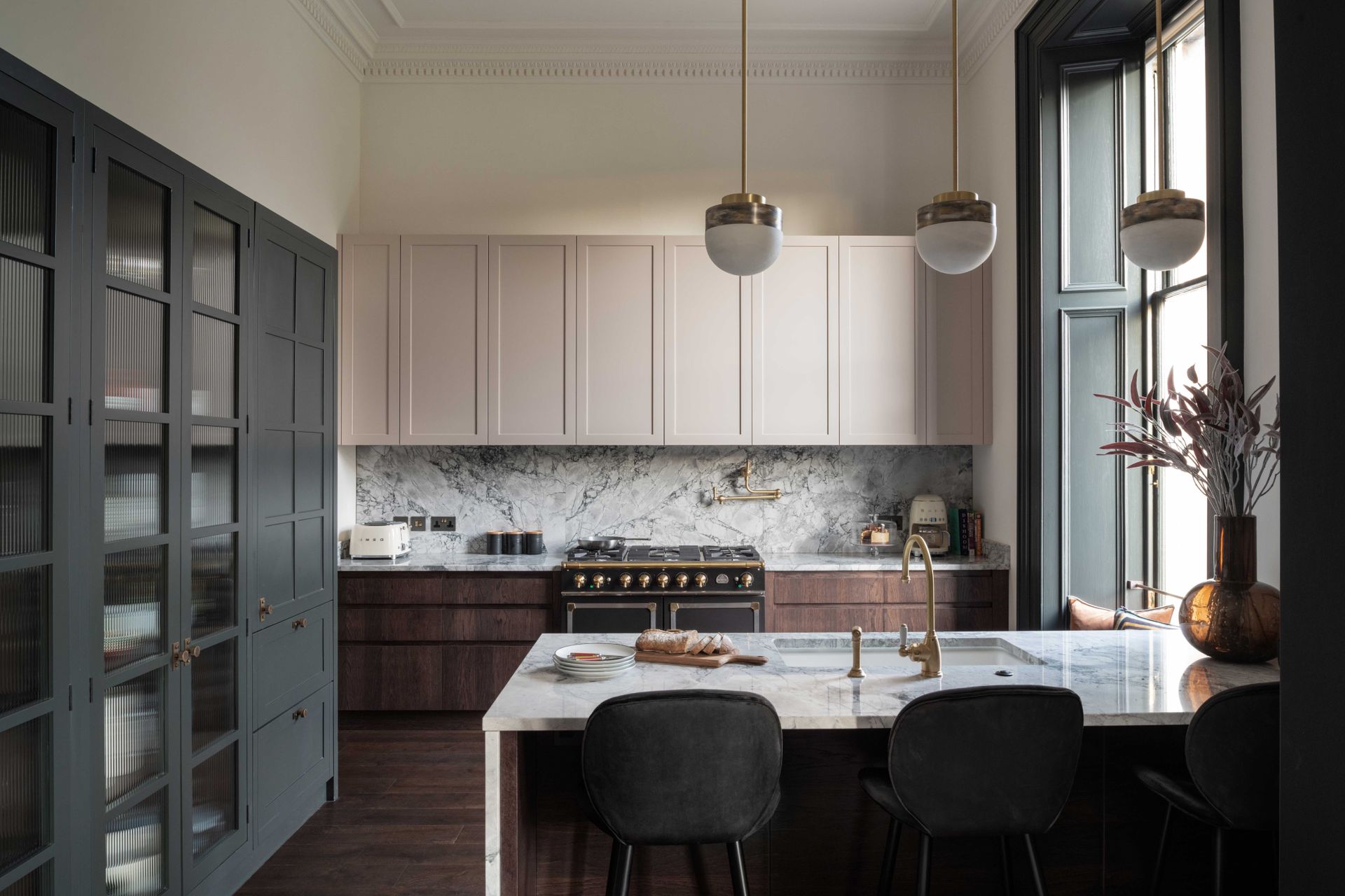 What color walls go with grey cabinets? 4 tones experts guarantee are ...