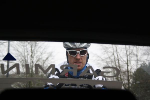Farrar gets up close and personal with the team car