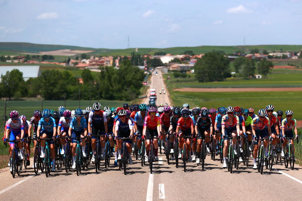 ARANDA DE DUERO SPAIN MAY 19 A general view of the peloton competing during the 7th Vuelta a Burgos Feminas 2022 Stage 1 a 1219km stage from Pedrosa del Prncipe to Aranda de Duero VueltaBurgos BurgosFem on May 19 2022 in Aranda de Duero Spain Photo by Gonzalo Arroyo MorenoGetty Images