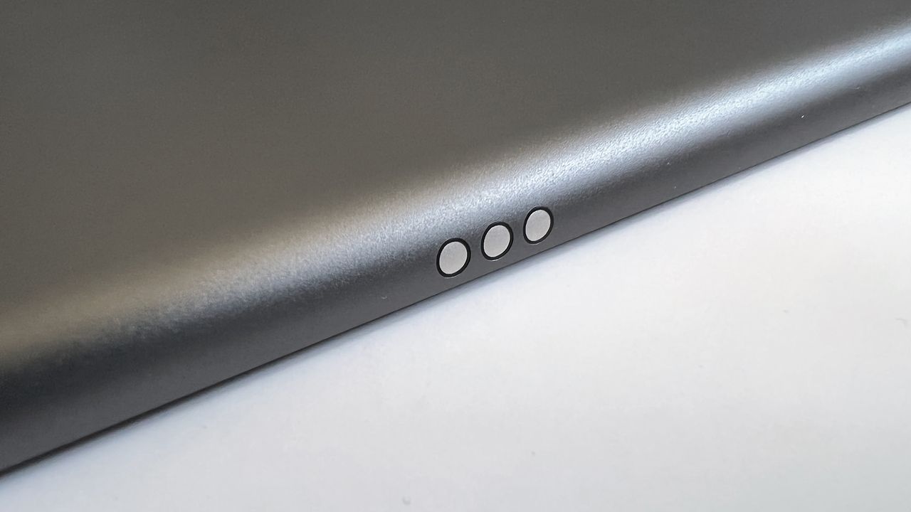 A photograph of the 12.9in 2021 Apple iPad Pro's Smart Connector