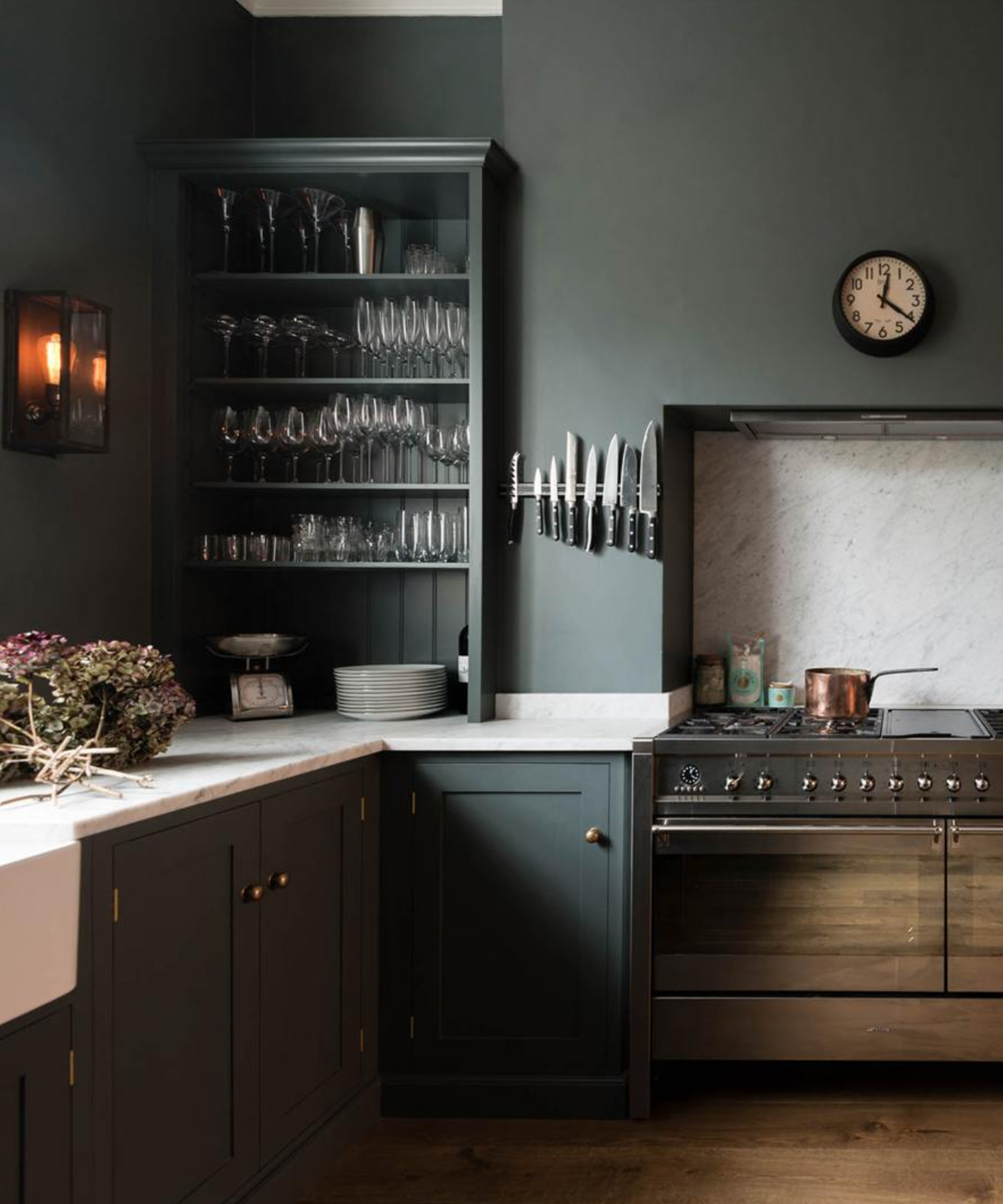 Dark grey gloss kitchen with small seating area and yellow accessories.