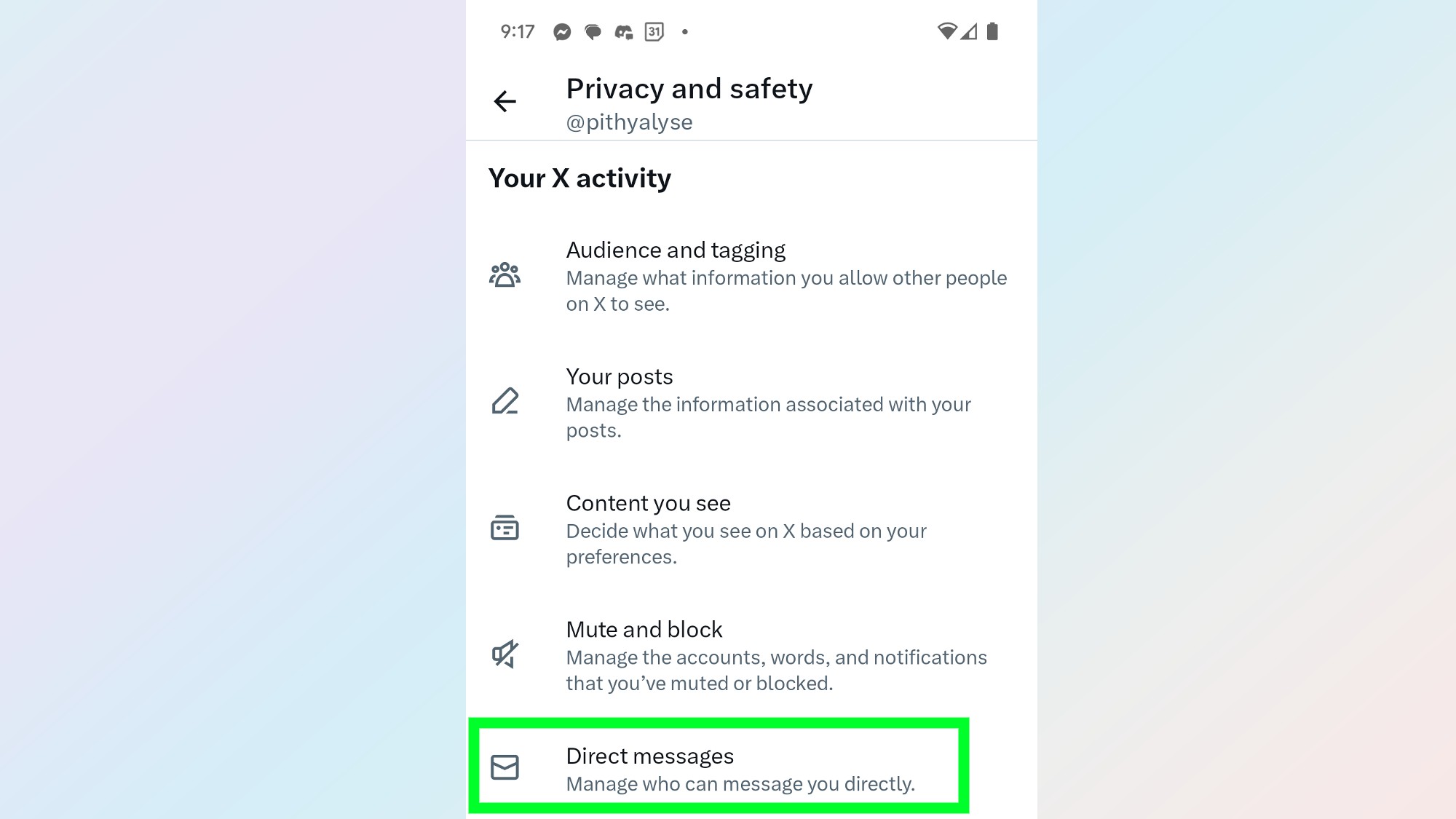 Una captura de pantalla del menú Privacidad y seguridad de X/Twitter con la opción Mensajes directos resaltada en verde