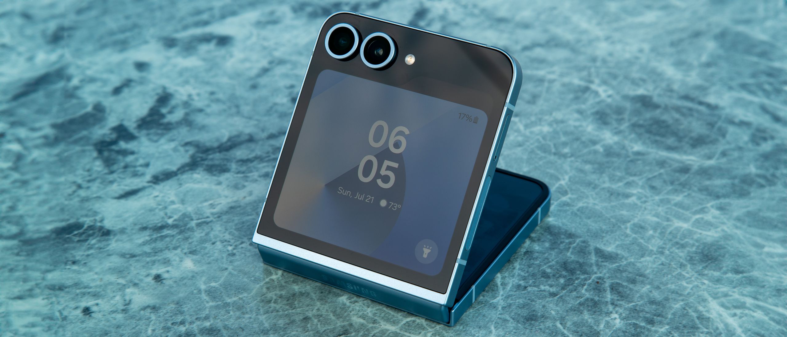 Samsung Galaxy Z Flip6 ブルー X2eLY4uwqHLyRbAncrNp4i-2560-80.jpg