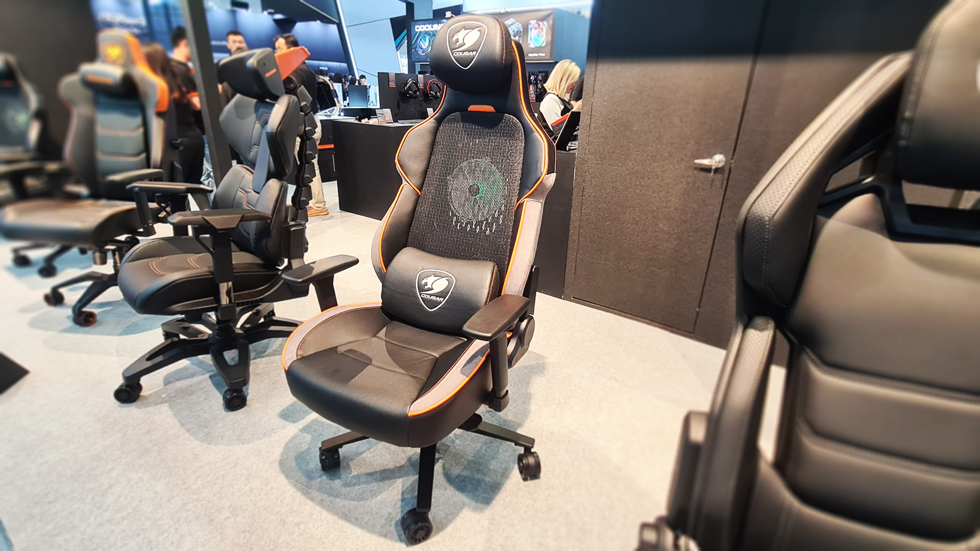  After a full Computex day in 32 degree heat I've never been happier to sit in a gaming chair with a fan in the backrest 