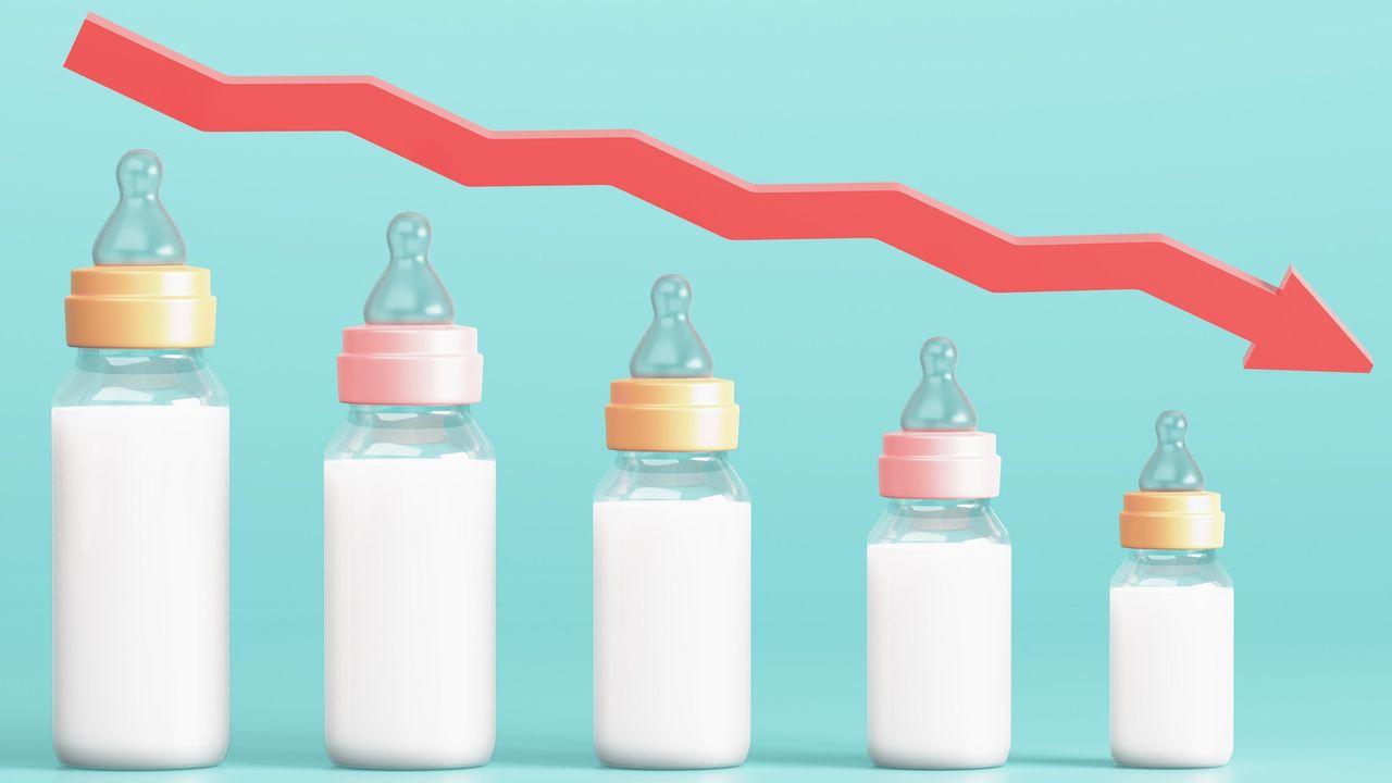 Baby bottles declining in size with red arrow pointing down.