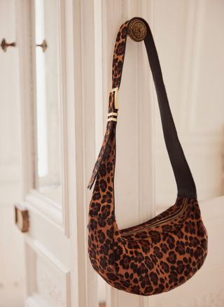 Schultertasche mit Leopardenmuster