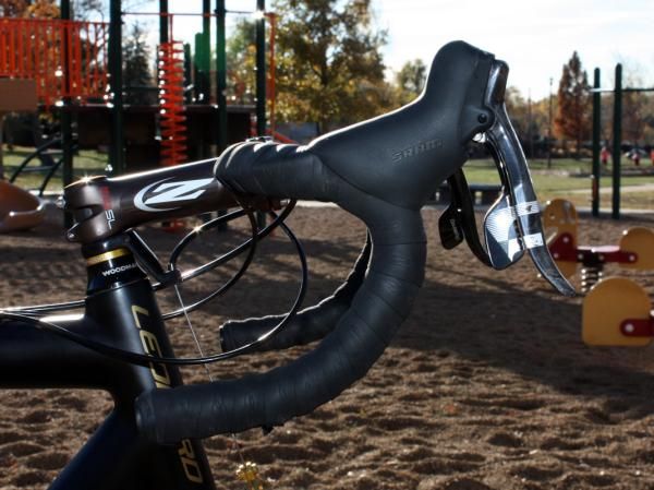 Joachim Parbo (KCH-Leopard Cycles) uses Zipp's Short&amp;Shallow-bend Service Course SL bar with the levers mounted high.