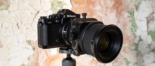 Nikon Z f con el Nikkor PC-E 45mm f/2.8 acoplado 