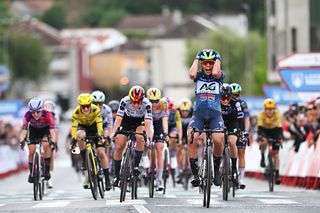 Vuelta Femenina: Shari Bossuyt wins a dramatic stage 2 sprint as Franziska Koch takes second place and the overall lead 
