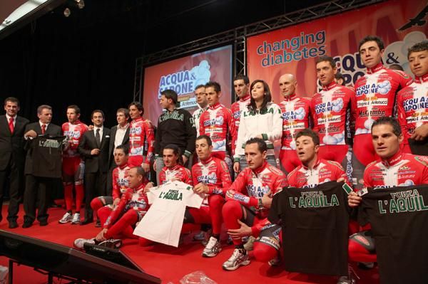 The team is presented with the 'Forza l'Aquila' shirt.