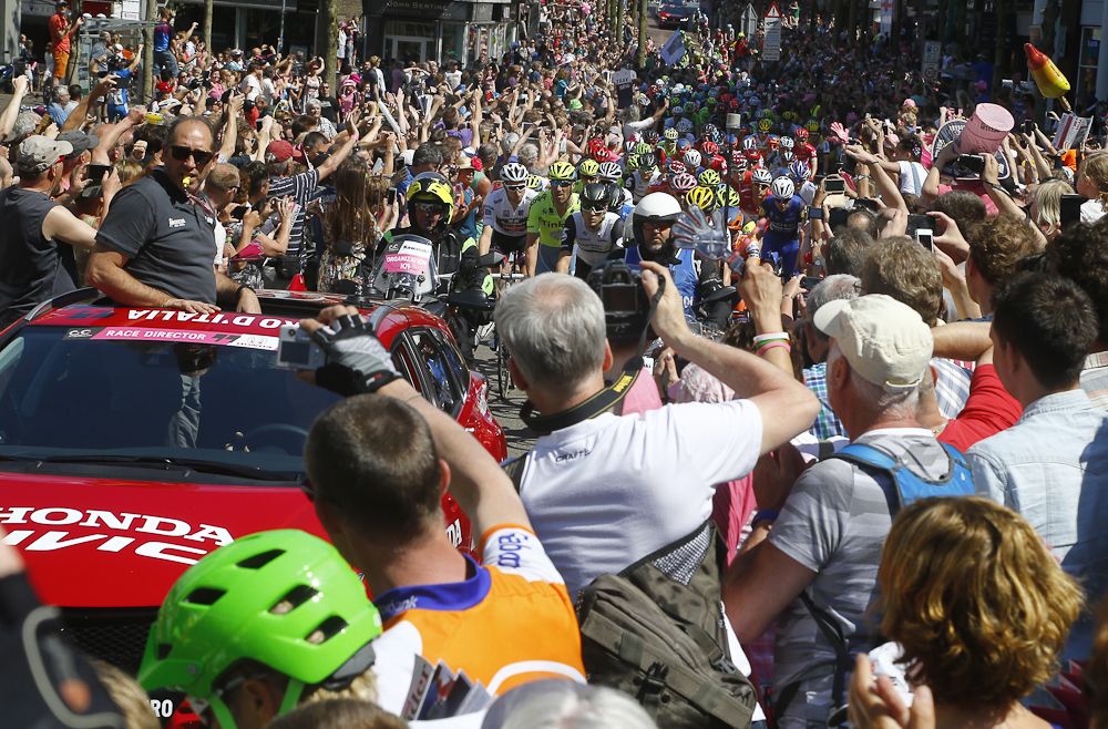 The peloton starts stage 3 at the Giro d'Italia