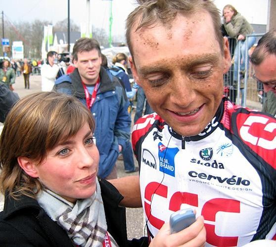 Karsten Kroon (CSC) receives a kiss from his partner