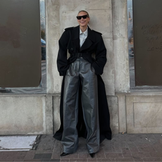 @tineandreaa wears grey jeans black coat