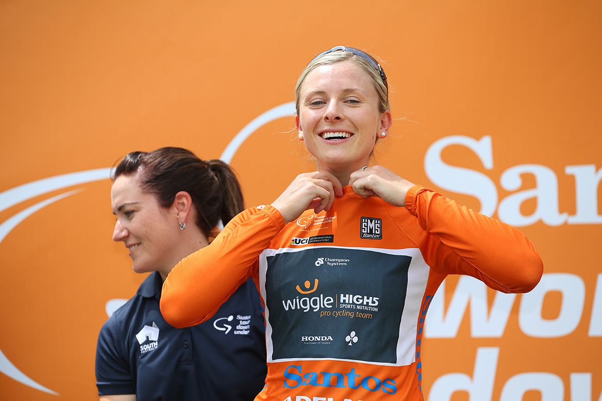 Annette Edmondson (Wiggle High5) pulls on the ochre