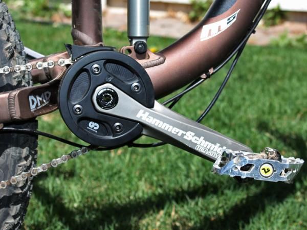 The single 22T or 24T chainring makes for massive ground clearance.