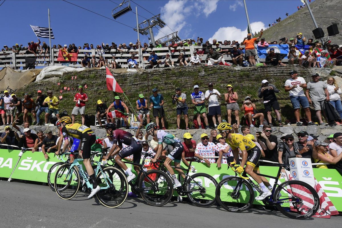 The elite GC group in the final kilometre of the Tourmalet