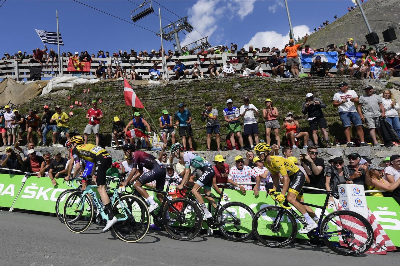 The elite GC group in the final kilometre of the Tourmalet