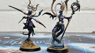 Two daemon warriors standing on the Warhammer Underworlds: Deathgorge board