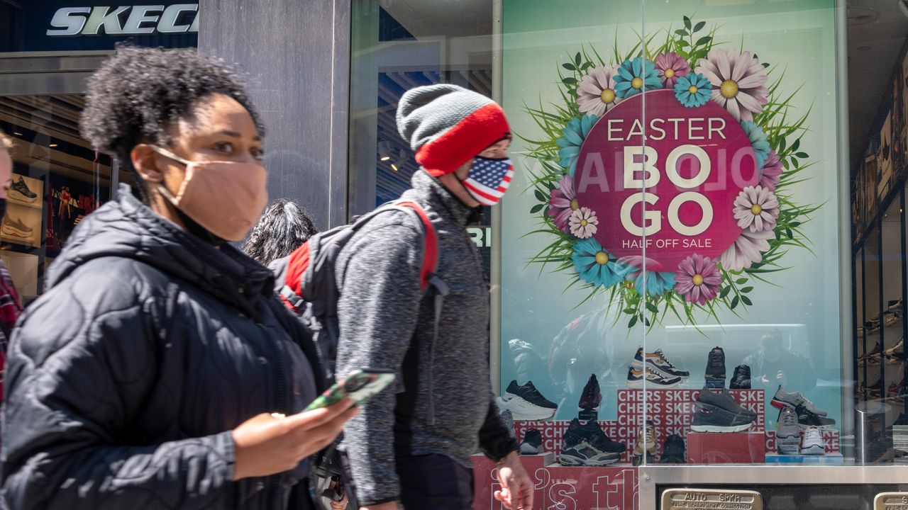 Commuters wearing face masks in New York