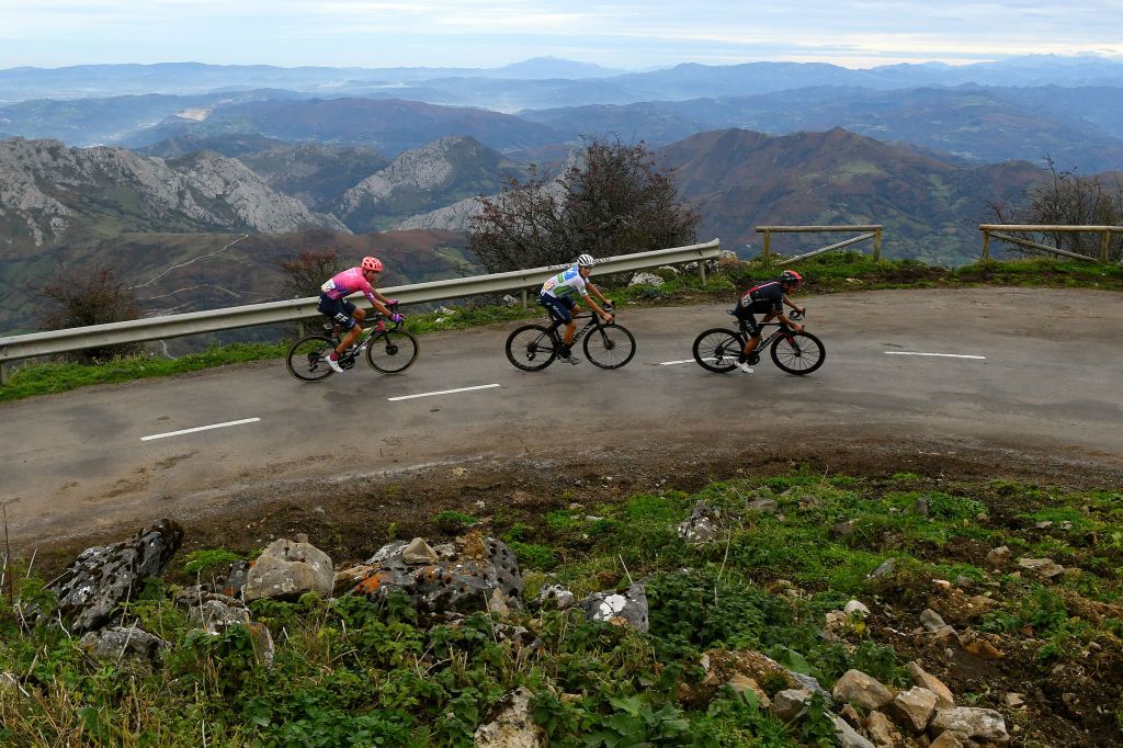 ALTODELANGLIRU SPAIN NOVEMBER 01 Hugh Carthy of The United Kingdom and Team EF Pro Cycling Richard Carapaz of Ecuador and Team INEOS Grenadiers Enric Mas Nicolau of Spain and Movistar Team White Best Young Jersey Breakaway Mountains Landscape during the 75th Tour of Spain 2020 Stage 12 a 1094km stage from Pola de Laviana to Alto de lAngliru 1560m lavuelta LaVuelta20 La Vuelta on November 01 2020 in Alto de lAngliru Spain Photo by David RamosGetty Images