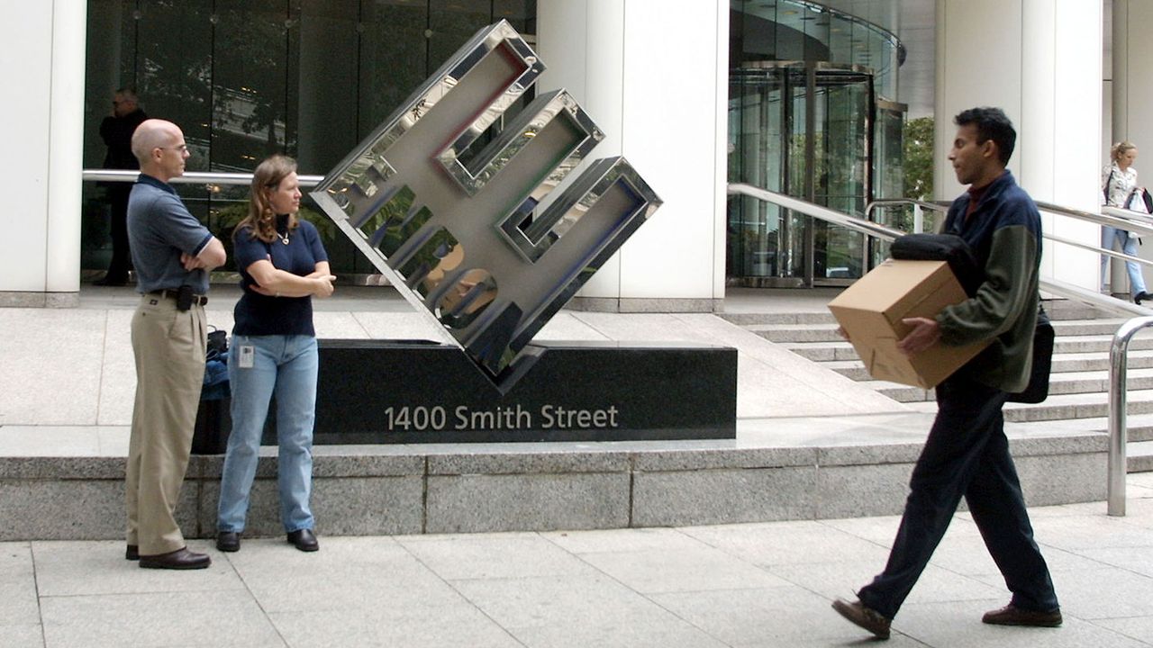 Enron employees leave the company&amp;#039;s HQ 