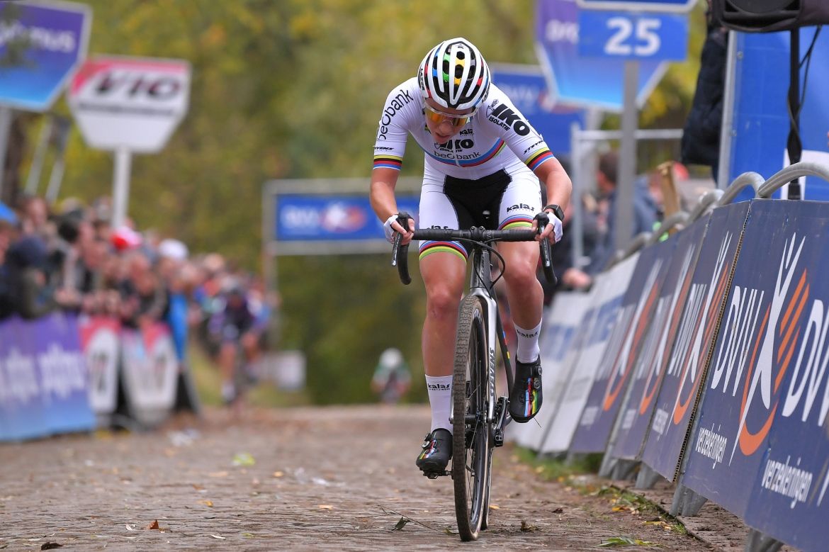 Sanne Cant fights her way up the Koppenberg
