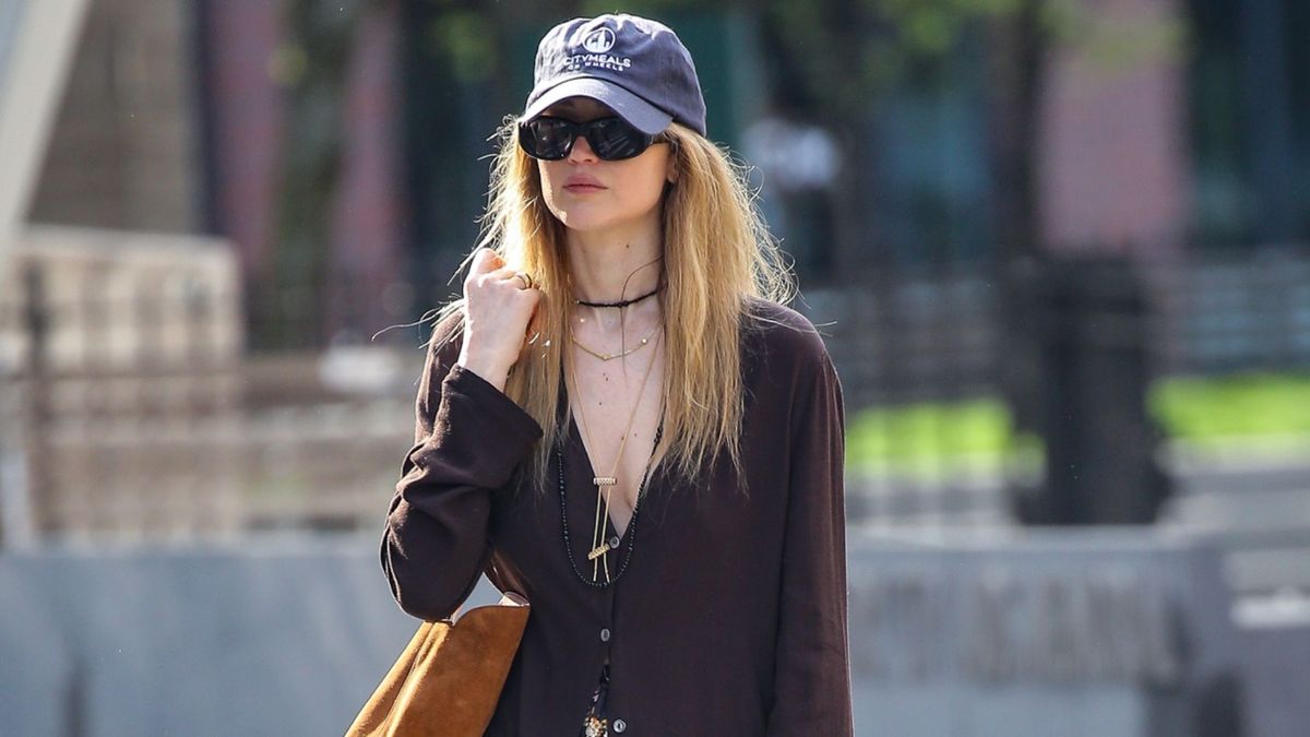 JLaw Just Styled The Row’s Viral Flip Flops With the Anti-Jeans Trend I Never Expected Her to Wear