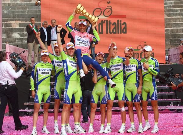 Team Liquigas-Doimo celebrates the win of its leader, Ivan Basso