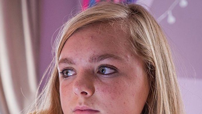 Blonde Teen Sucks - Eighth Grade Sundance Movie Review | Marie Claire
