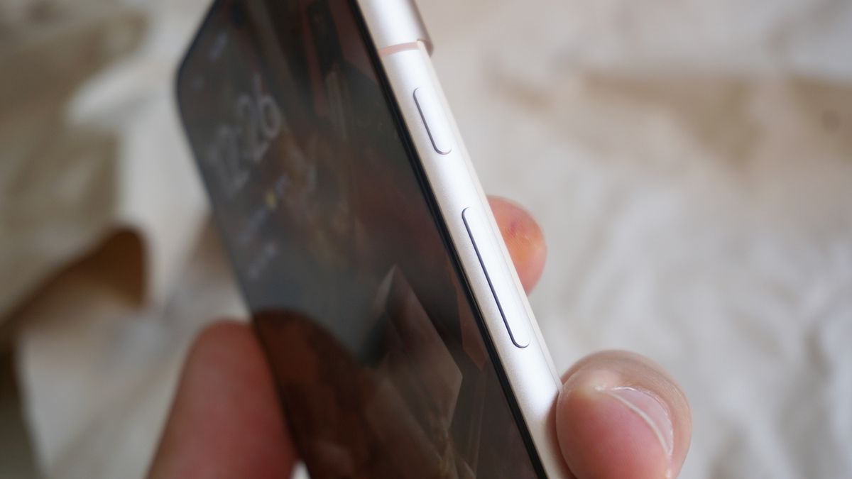 Google Pixel 8 review buttons