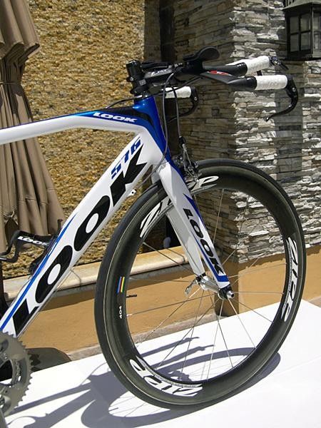 A conventional fork replaces the 596's Monoblade.