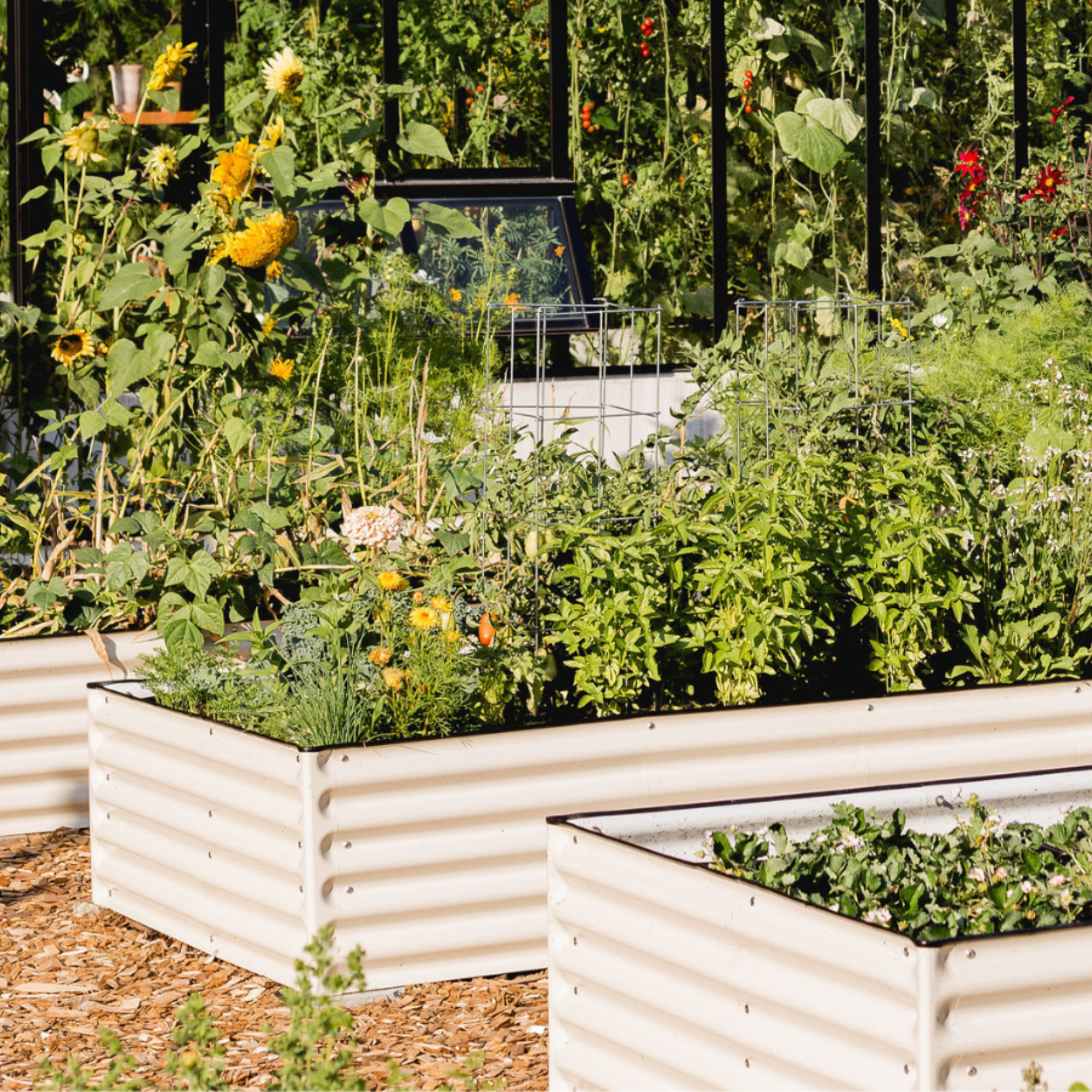 Raised garden bed