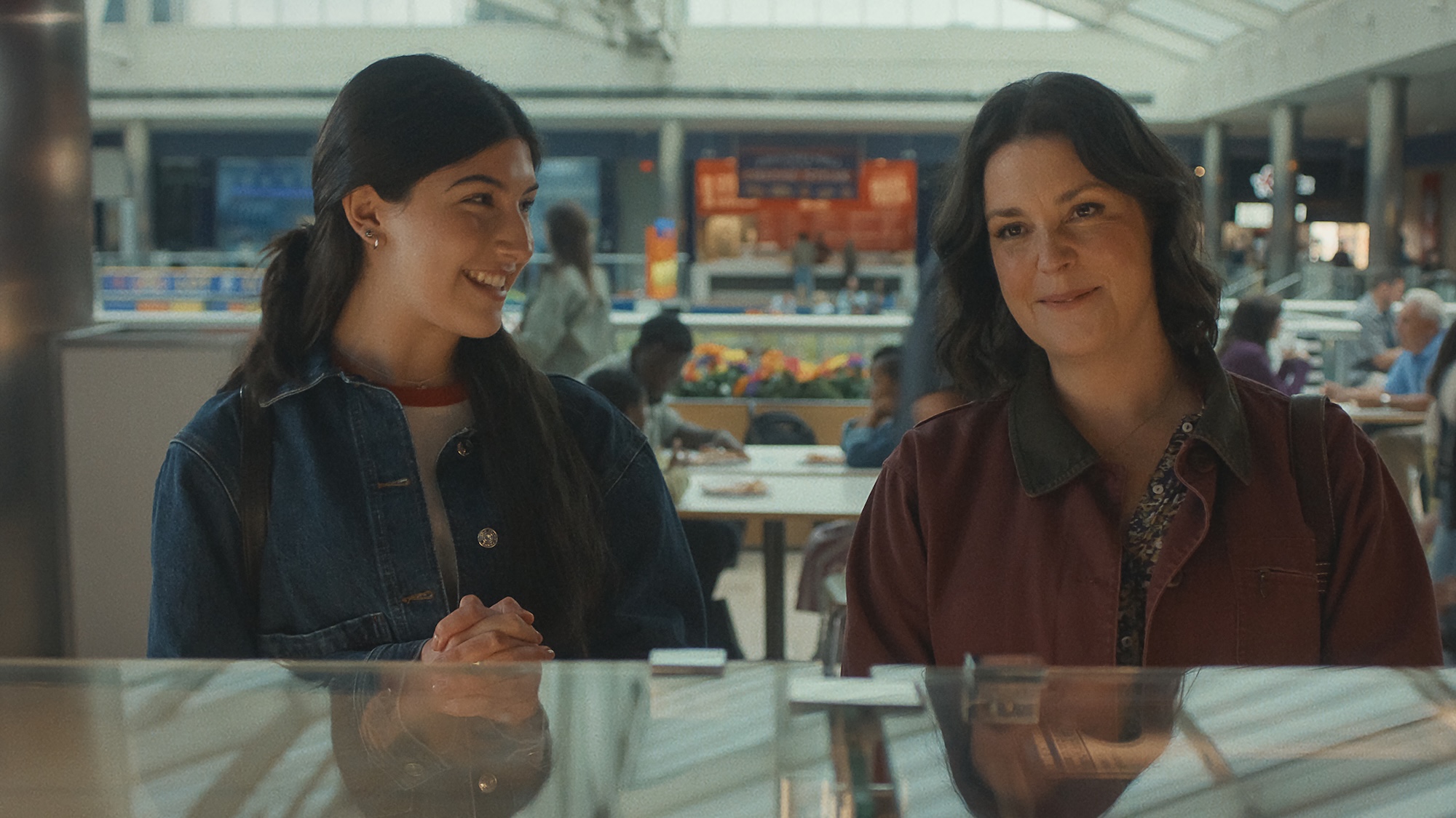 DON&amp;rsquo;T SAY GOOD LUCK. (L to R) Sunny Sandler as Sophie and Melanie Lynskey as Elizabeth in Don&amp;rsquo;t Say Good Luck. Cr. Courtesy of Netflix &amp;copy; 2026.