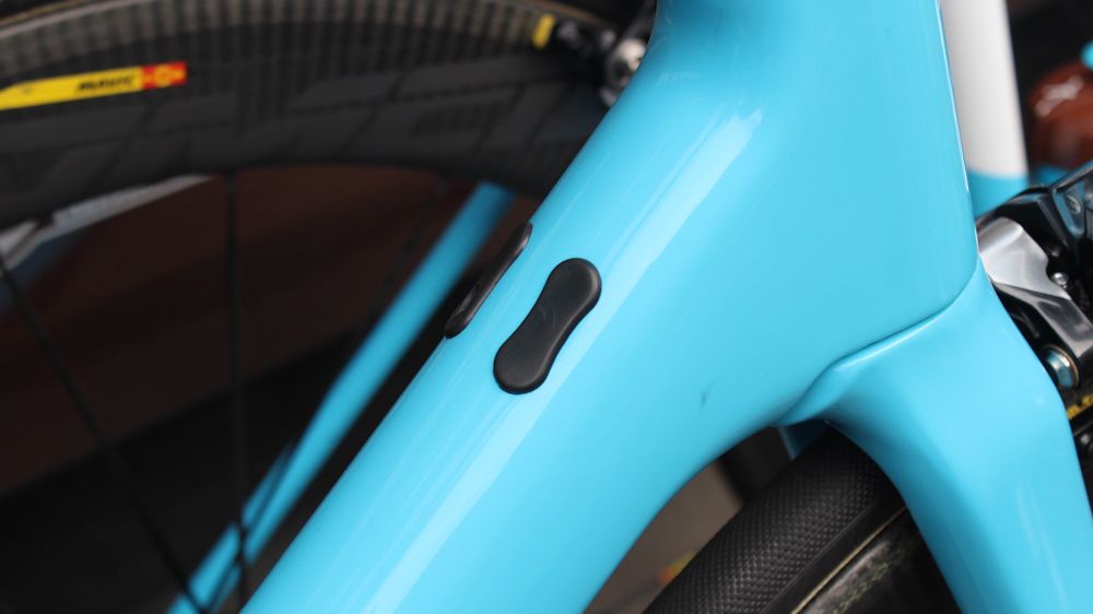 The frame has an internal cable routing option on the downtube