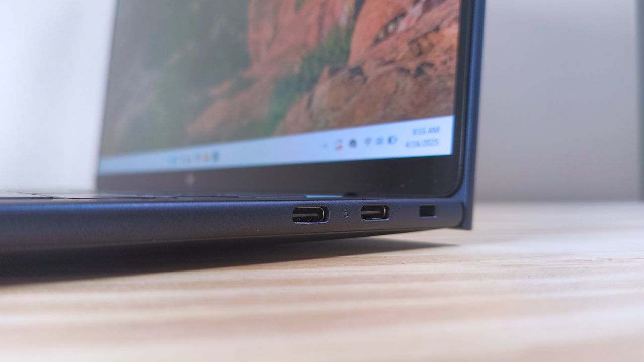 The ports on the right side of the HP EliteBook Ultra G1i AI