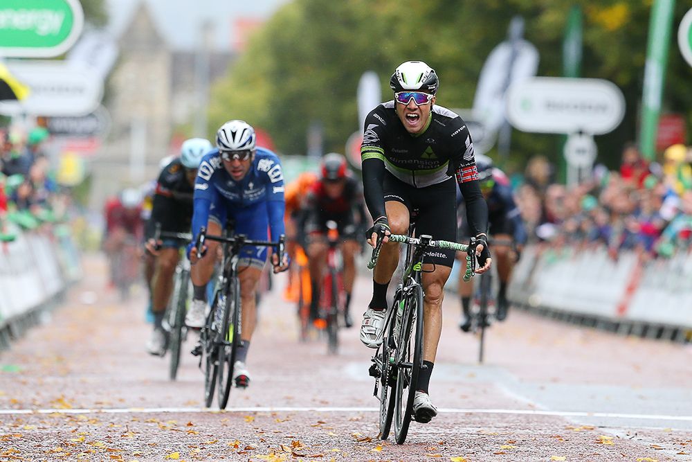 Edvald Boasson Hagen holds off the peloton to win stage 8 in Britain