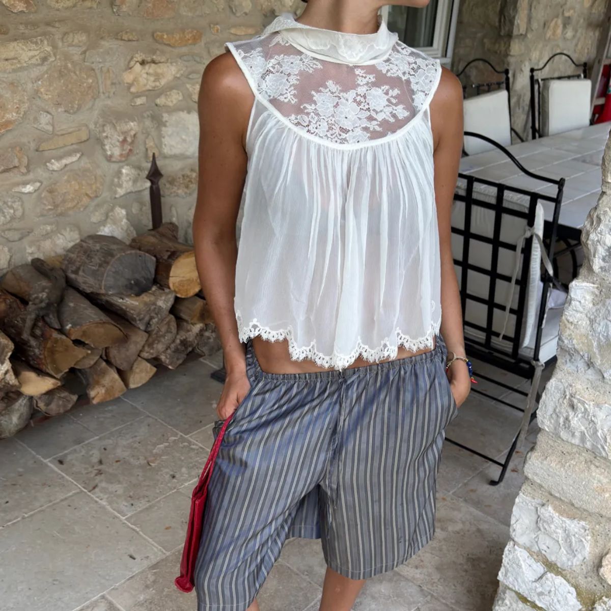 An image of @smythsisters wearing an ideal Tuscan outfit.