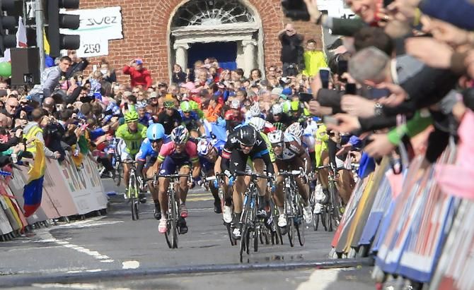 Ben Swift looks favourite to take stage 3