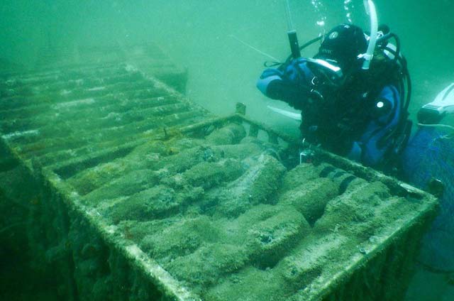 Underwater diver with bottles of Wapisa wine.