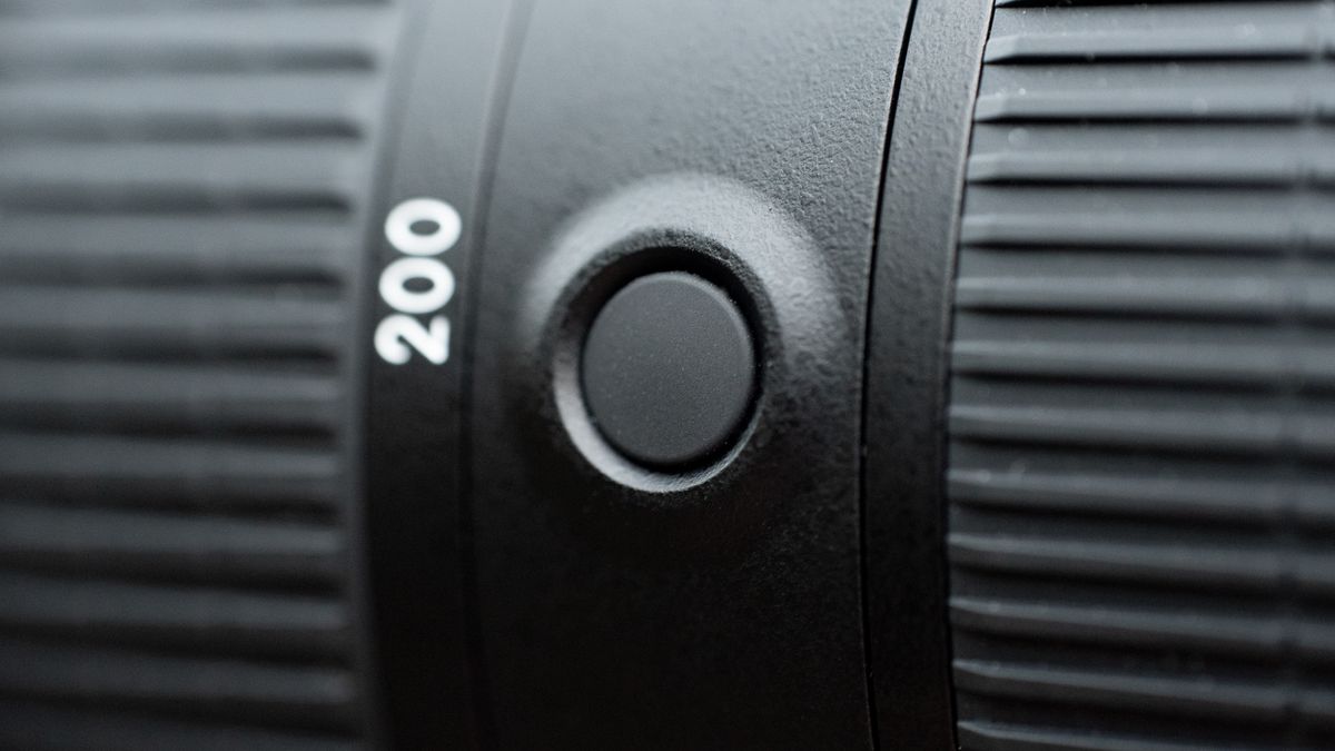 Nikkor AF-S FX 70-200mm f/2.8 FL-ED VR review: image shows Nikkor AF-S FX 70-200mm f/2.8 FL-ED VR function button