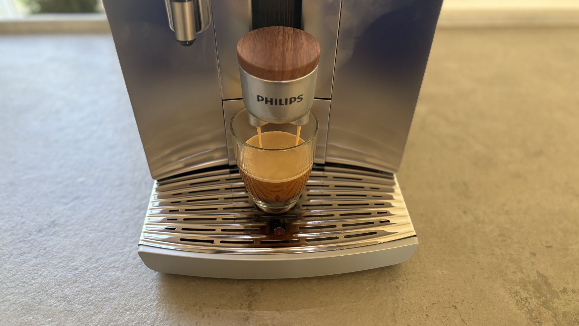 Testing the Philips Caf&amp;eacute; Aromis 8000 Series Bean to Cup Coffee Machine on the counter