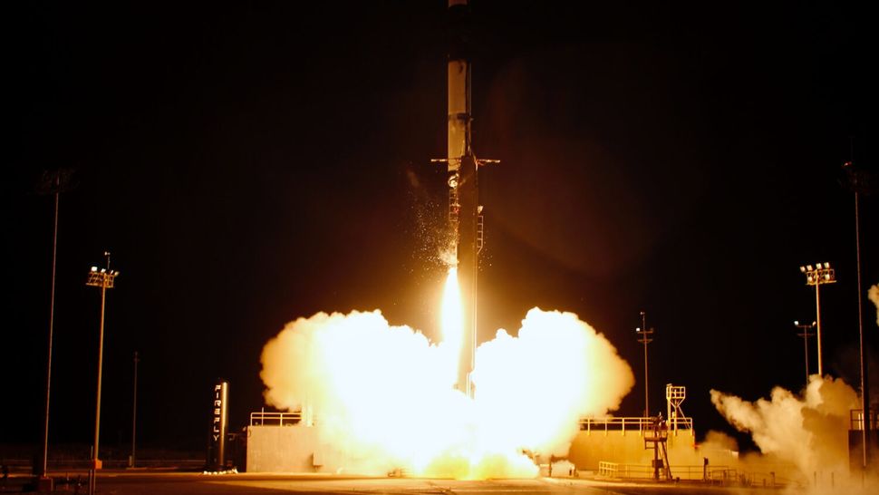 O foguete Alpha decola da Base da Força Espacial de Vandenberg