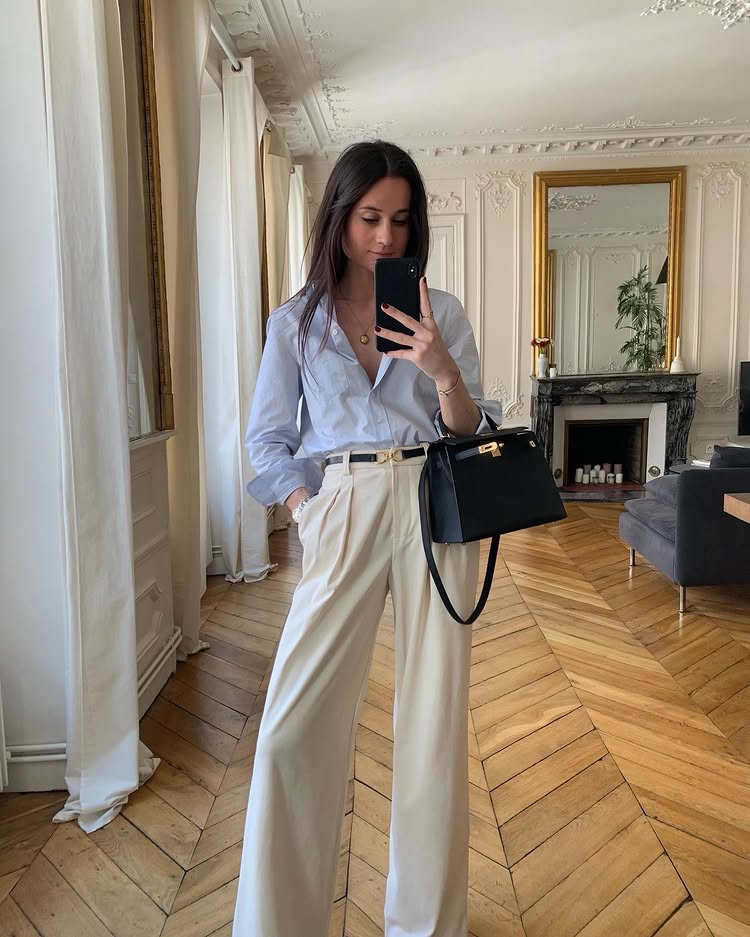 Simple Summer Outfits: @leasy_inparis wears a blue shirt and cream trousers
