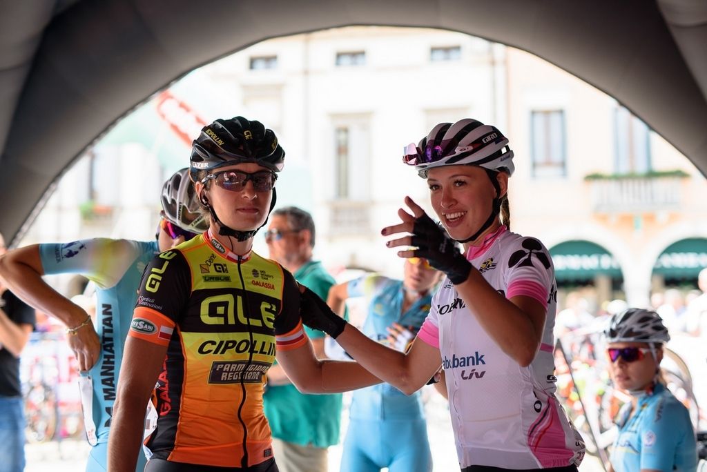 Compatriots Malgorzta Jasinska (Ale' Cipollini) and Katarzyna Niewiadoma (Rabo-Liv) chat