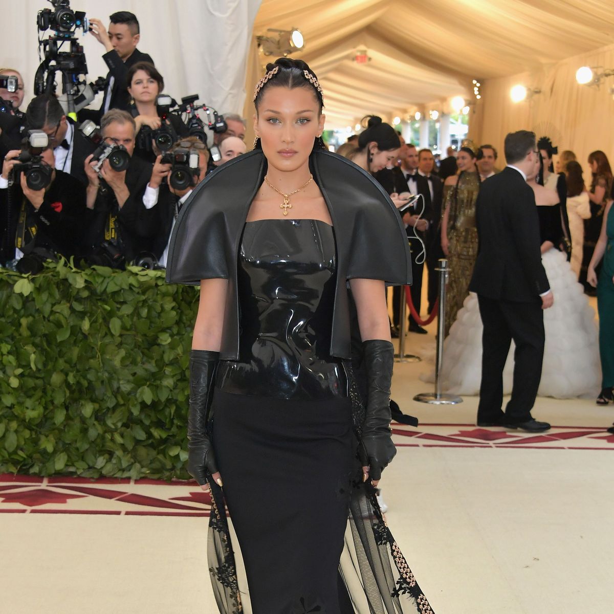 Bella Hadid Met Gala Dress - Bella Hadid Wears Dramatic Met Gala Gown ...