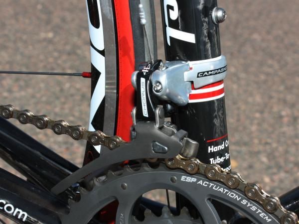 An aluminium cage helps keep the weight down on the Chorus front derailleur