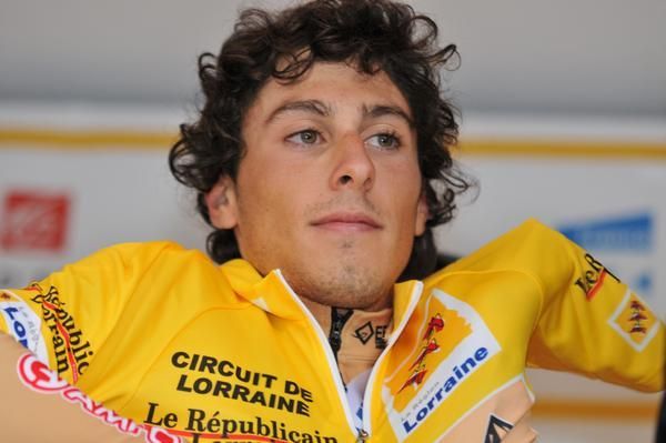 Felline pulls on the leader's jersey