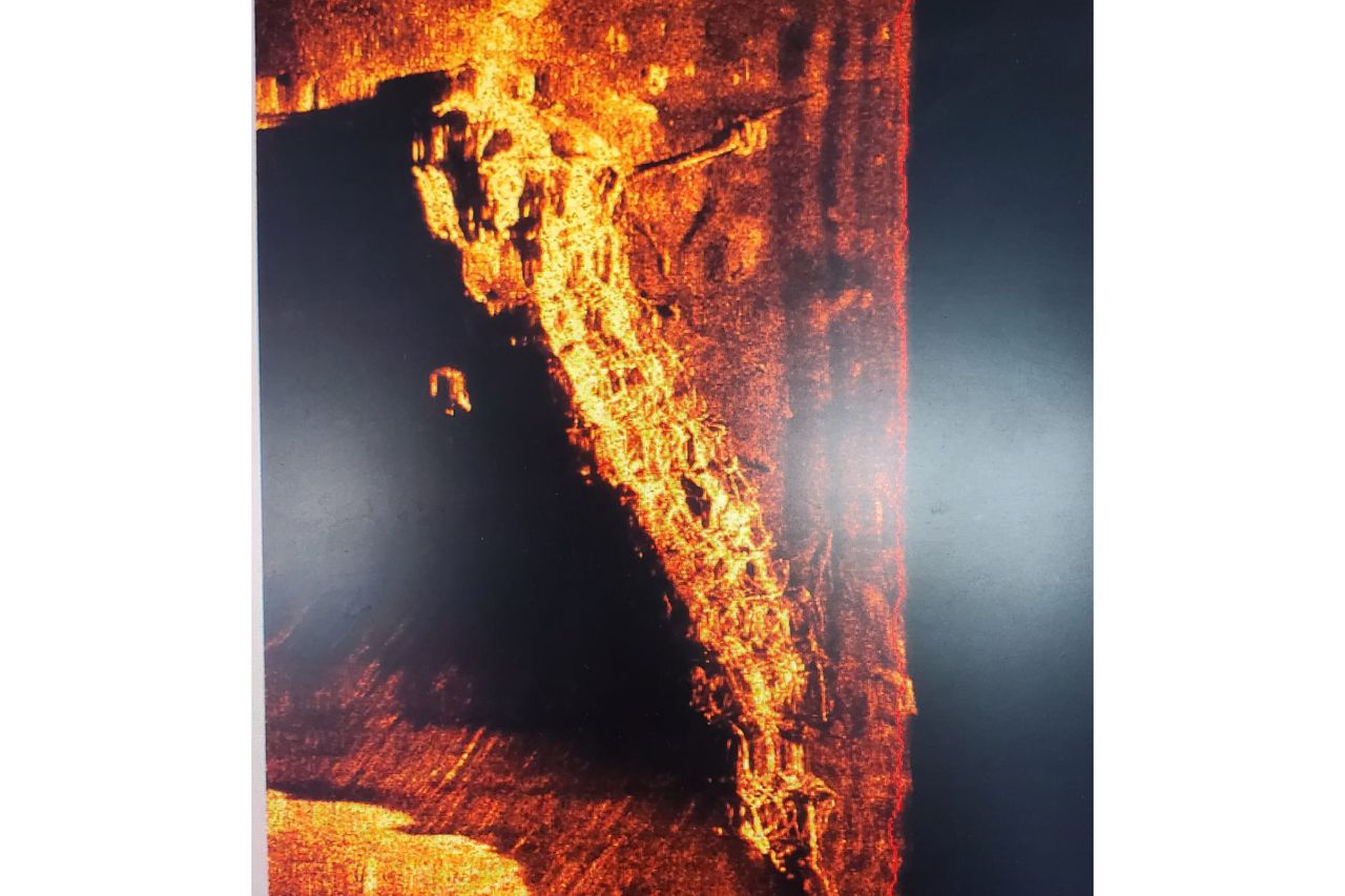 A SONAR image showing a shipwreck on the ocean floor